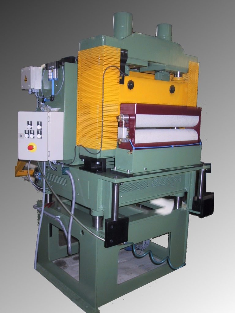 Walzenvorschub Modell WV 150-800 Walzenvorschub für 800 mm Bandbreite auf einem Grundrahmen mit einem Beöler und einer Trennschere.