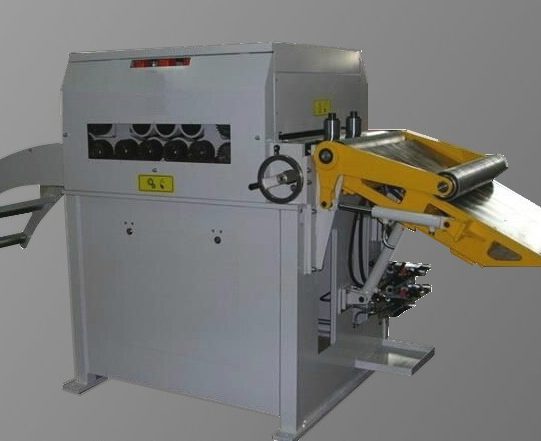 Richtmaschine Modell R125-800-7-EM-PZ-EH Richtmaschinen mit 7 Richtrollen ᴓ 125 mm. Manuelle Einzelwalzenzustellung. Frequenzgeregeltem Antrieb und Einführhilfe