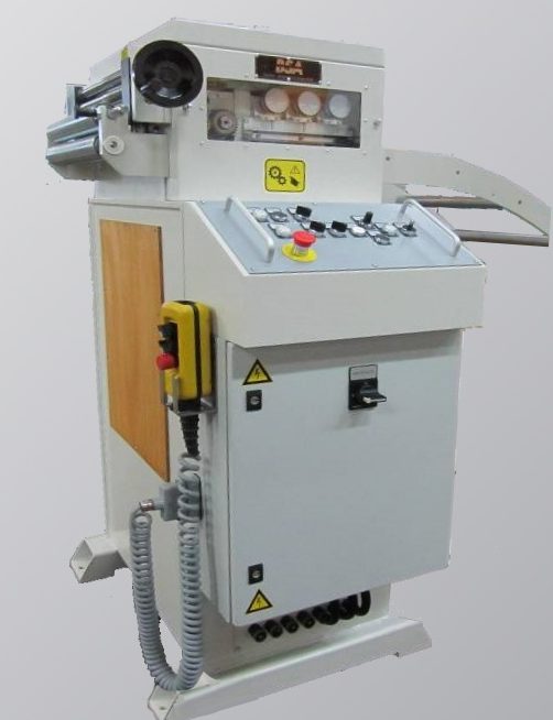 Richtmaschine Modell R65-360-7-PZ-EM Richtmaschinen mit 7 Richtrollen ᴓ 65 mm. Manuelle Einzelwalzenzustellung. Frequenzgeregeltem Antrieb und pneumatischer Zugwalzenpressung