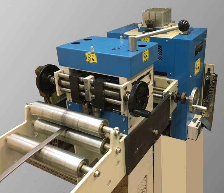 Richtmaschine Modell R80-360-7-PZ-EM Richtmaschinen mit 7 Richtrollen ᴓ 80 mm. Manuelle Einzelwalzenzustellung. Frequenzgeregeltem Antrieb und pneumatischer Zugwalzenpressung