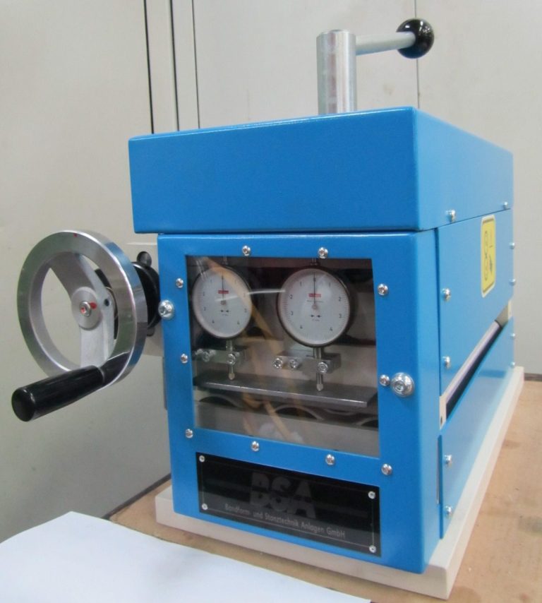 Richtmaschine Modell R63-500-9-PZ-EM Richtmaschinen mit 9 Richtrollen ᴓ 63 mm. Manuelle Blockwalzenzustellung. Frequenzgeregeltem Antrieb und pneumatischer Zugwalzenpressung