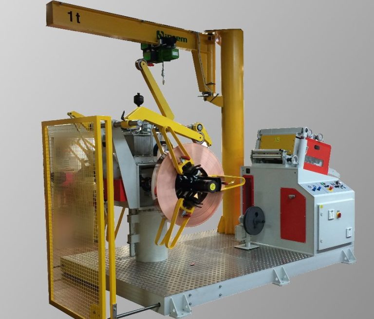 Haspel-Richtkombination mit Schwenk-Kran auf einem gemeinsamen Grundrahmen