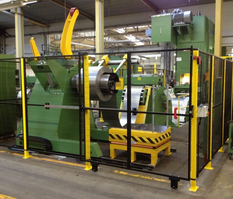 Maschinenschutzgitter mit zwei elektrisch überwachten Türen/Toren (Kategorie 3). Eingebunden in die elektrische Steuerung Maschinenschutzgitter mit zwei elektrisch überwachten Türen/Toren (Kategorie 3). Eingebunden in die elektrische Steuerung
