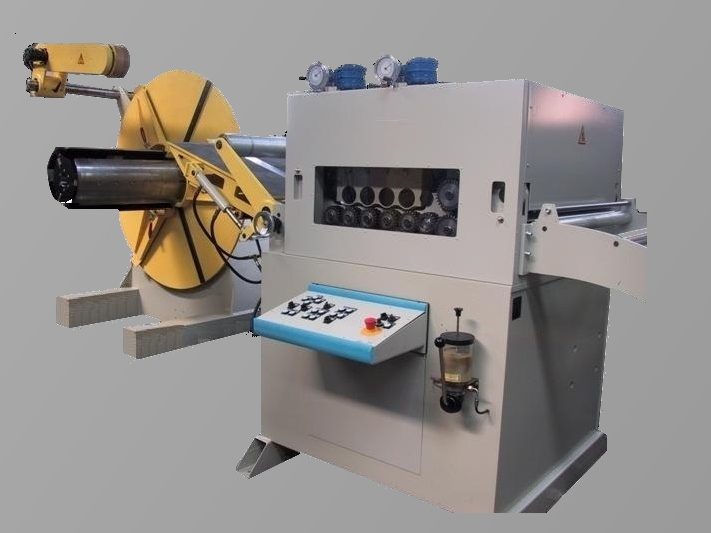 Doppelhaspeln auf einer Grundplatte mit hydraulische Bandspreizung und 6 Seitenbegrenzern je Seite