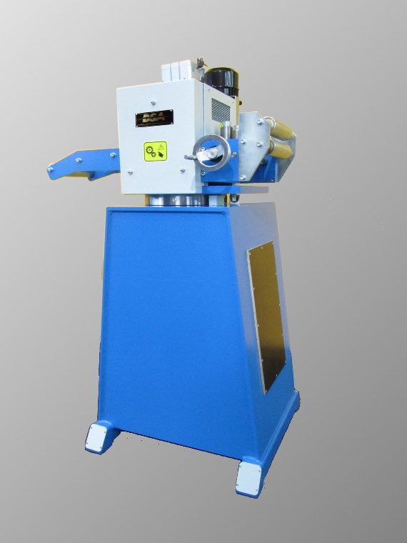 Walzenvorschub Modell WV 150-800 Walzenvorschub für 800 mm Bandbreite auf einem Grundrahmen mit einem Beöler und einer Trennschere.