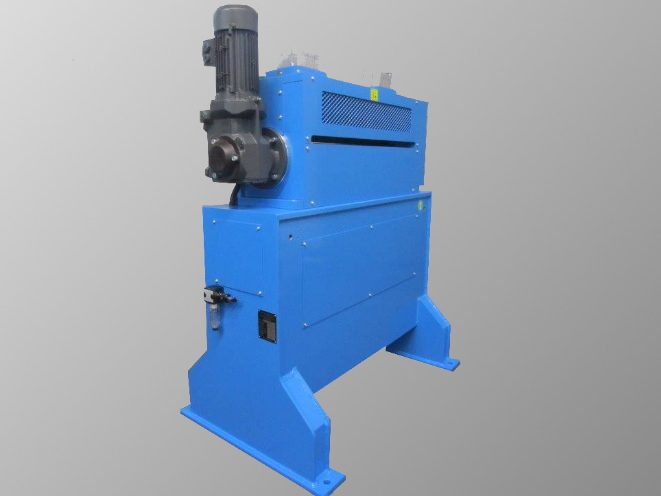 Doppelhaspeln auf einer Grundplatte mit hydraulische Bandspreizung und 6 Seitenbegrenzern je Seite