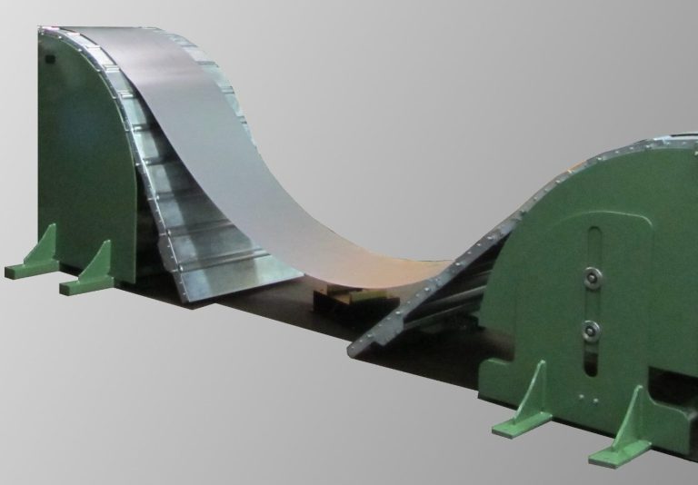 Maschinenschutzgitter mit zwei elektrisch überwachten Türen/Toren (Kategorie 3). Eingebunden in die elektrische Steuerung Maschinenschutzgitter mit zwei elektrisch überwachten Türen/Toren (Kategorie 3). Eingebunden in die elektrische Steuerung