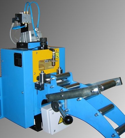 Walzenvorschub Modell WV60-100NC Walzenvorschub für bis zu 100 mm Bandbreite. Mit einem pneumatischen Zylinder und Bandberuhiger an der Bandeinlaufführung