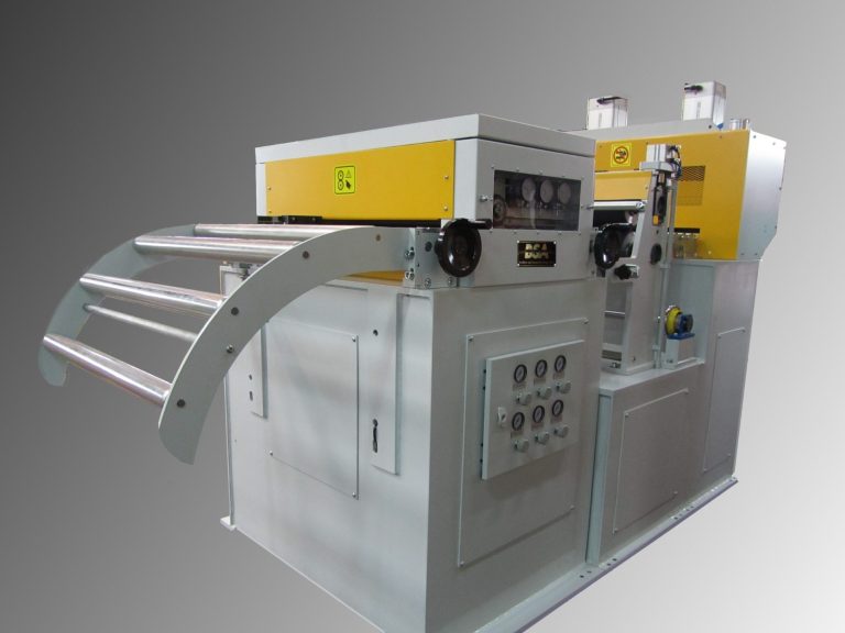 Bandrichtmaschine mit Bedienfeld und integriertem Schaltschrank