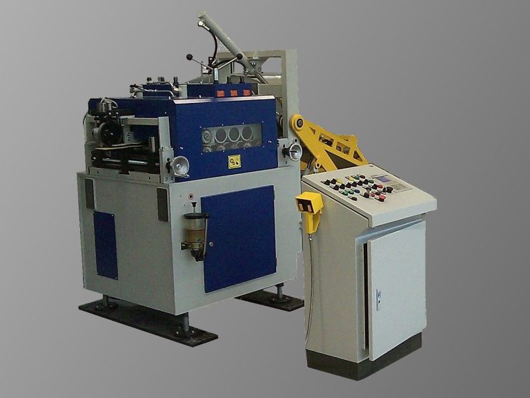 Doppelhaspeln auf einer Grundplatte mit hydraulische Bandspreizung und 6 Seitenbegrenzern je Seite