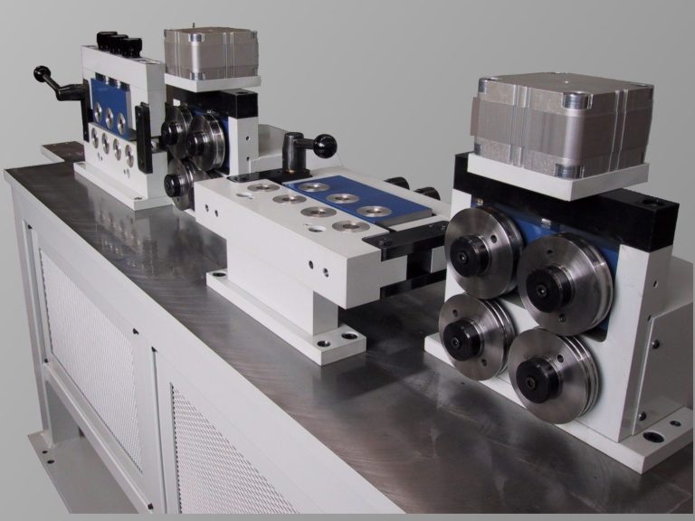 Doppelhaspeln auf einer Grundplatte mit hydraulische Bandspreizung und 6 Seitenbegrenzern je Seite