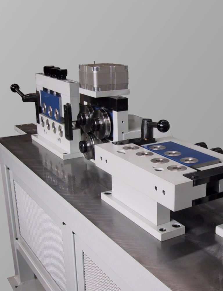 Richtmaschine Modell R80-360-7-PZ-EM Richtmaschinen mit 7 Richtrollen ᴓ 80 mm. Manuelle Einzelwalzenzustellung. Frequenzgeregeltem Antrieb und pneumatischer Zugwalzenpressung