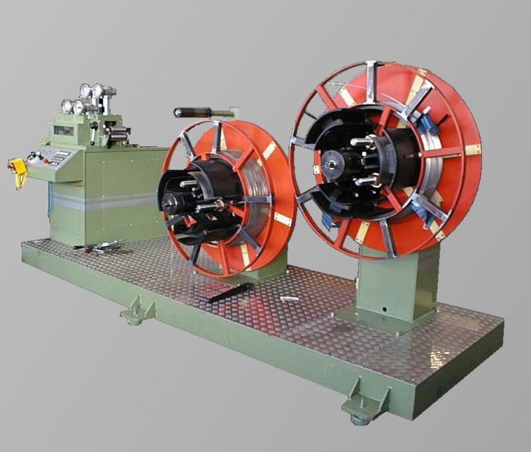 Haspel-Richtkombination mit Schwenk-Kran auf einem gemeinsamen Grundrahmen