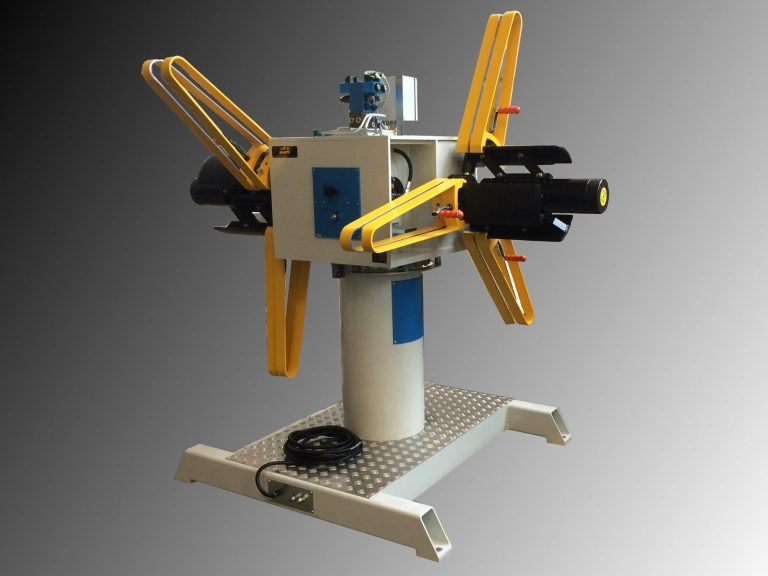 Doppelhaspeln auf einer Grundplatte mit hydraulische Bandspreizung und 6 Seitenbegrenzern je Seite
